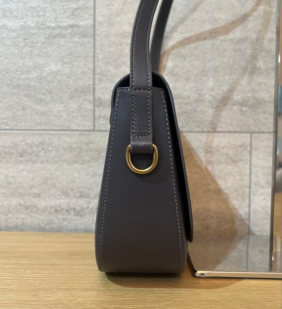 未使用　il bisonte ショルダーバッグ　スムースレザー