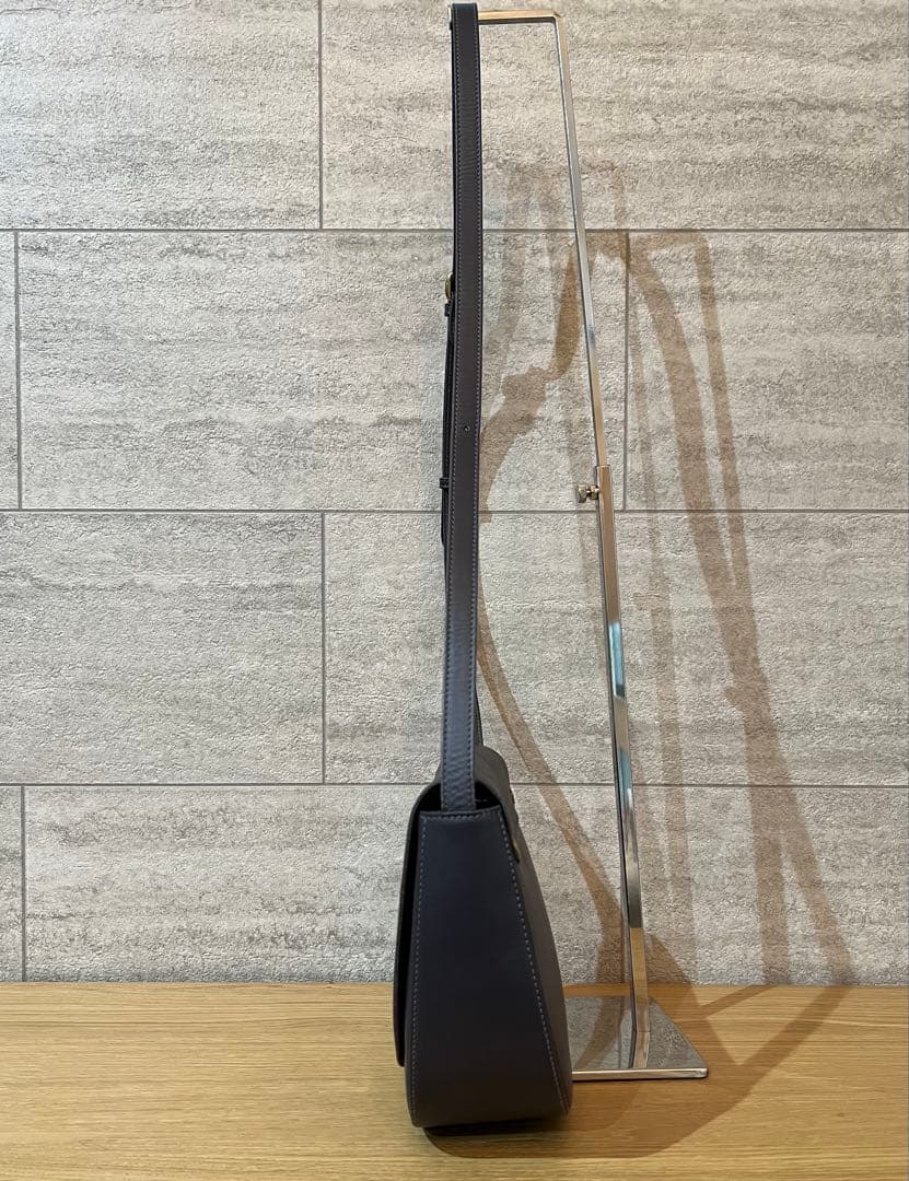 未使用　il bisonte ショルダーバッグ　スムースレザー