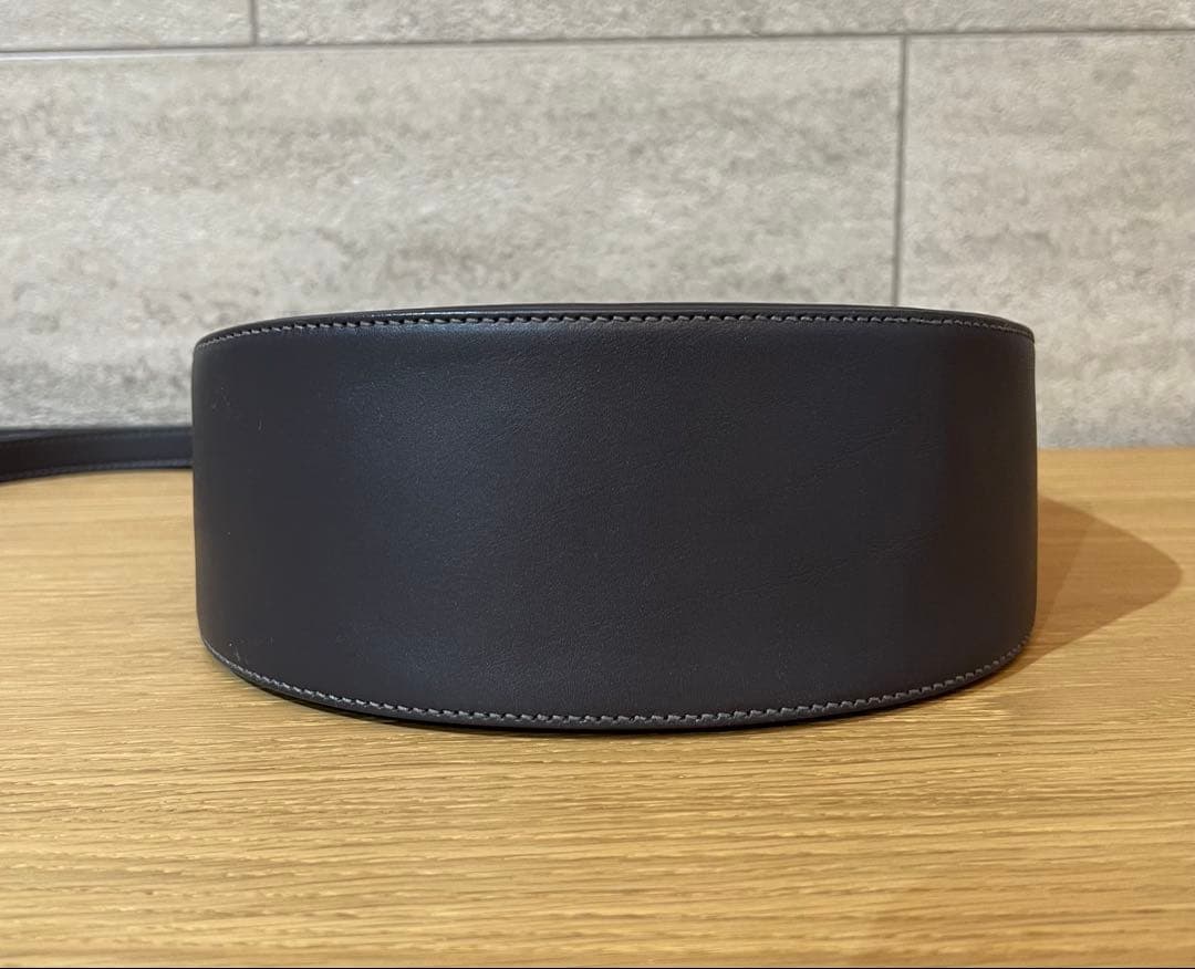 未使用　il bisonte ショルダーバッグ　スムースレザー