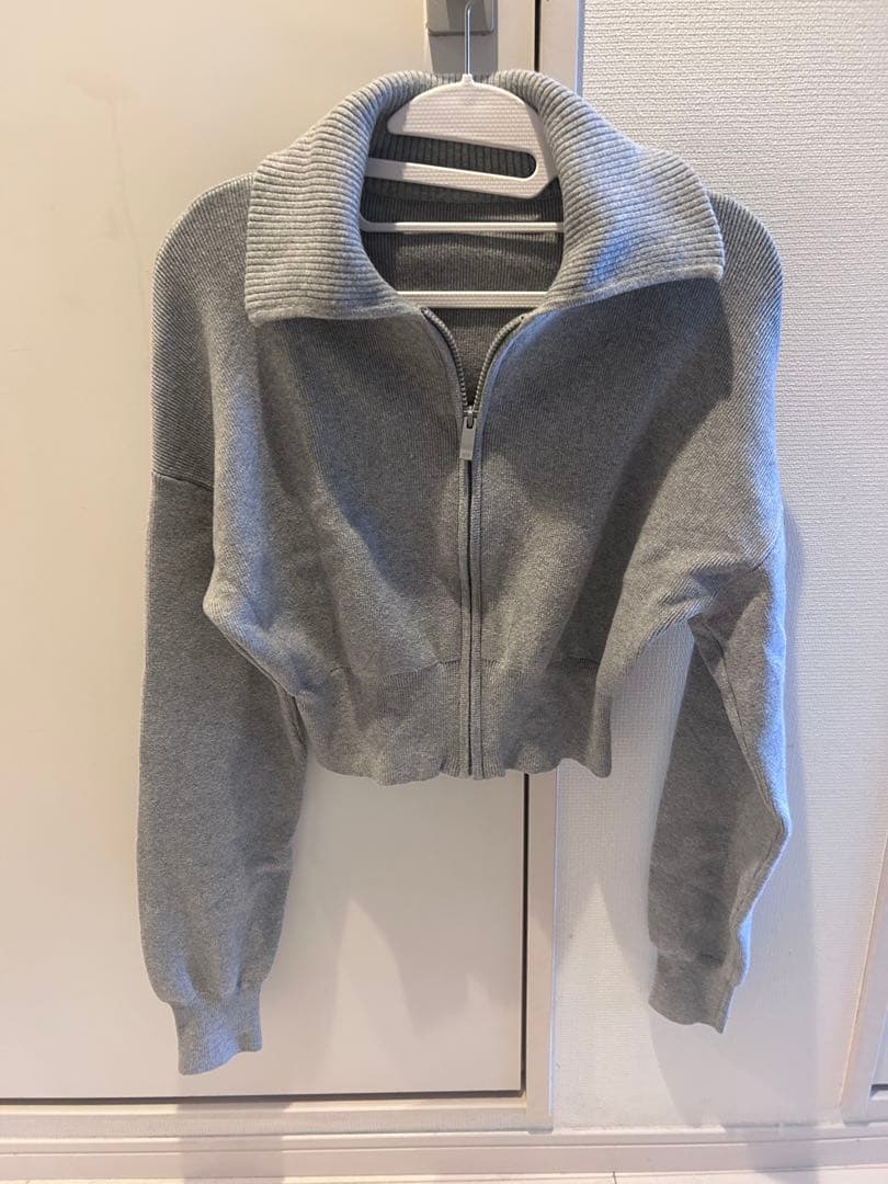 alo クロップド丈 フルジップ ニット グレー