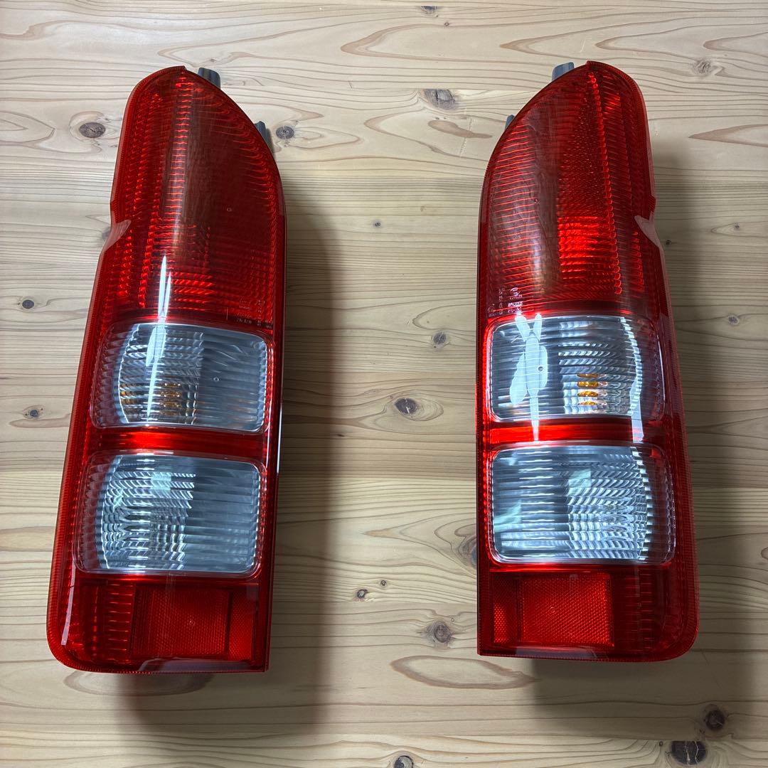 トヨタ レジアスエース ハイエース 3型 純正 テールランプ 左右セット