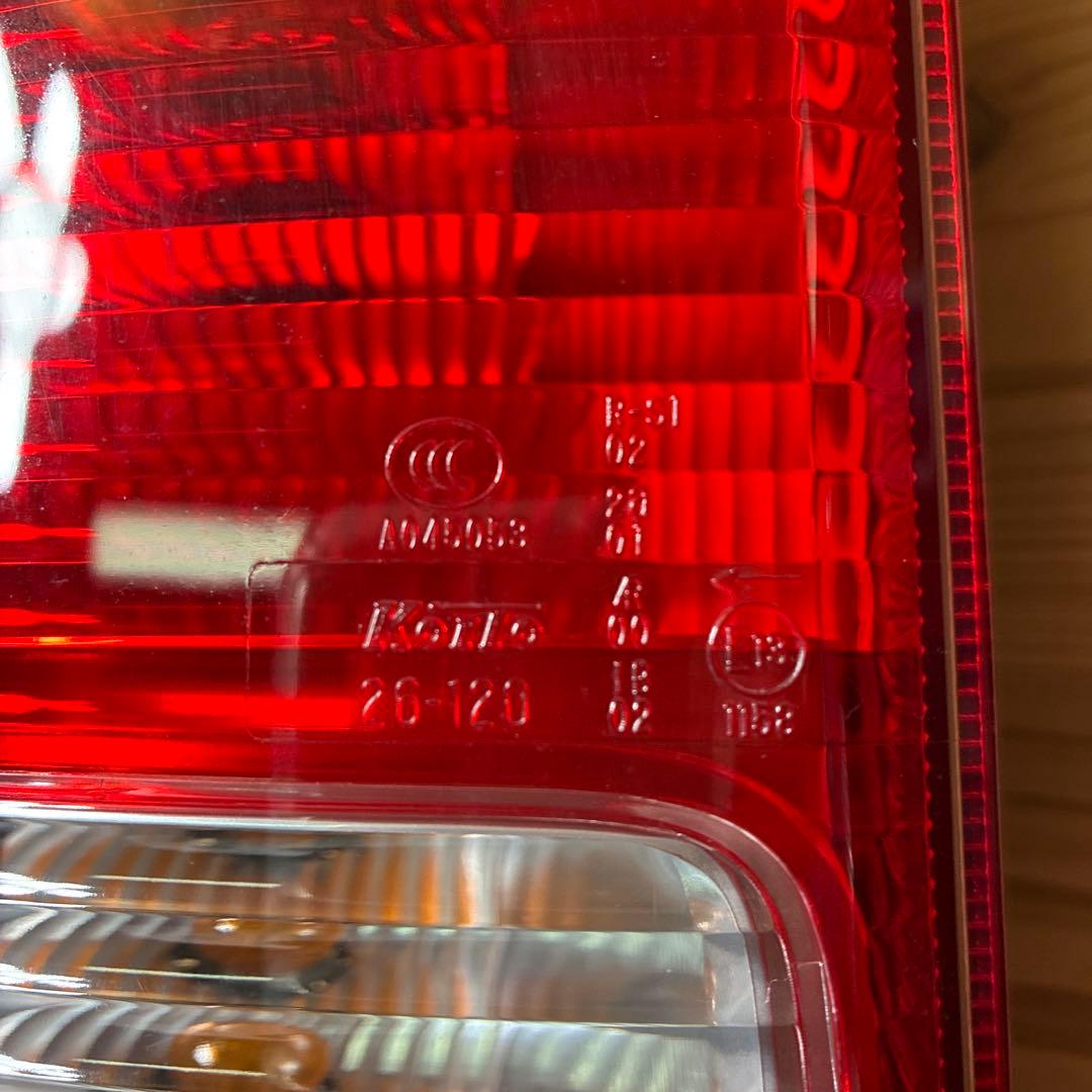 トヨタ レジアスエース ハイエース 3型 純正 テールランプ 左右セット