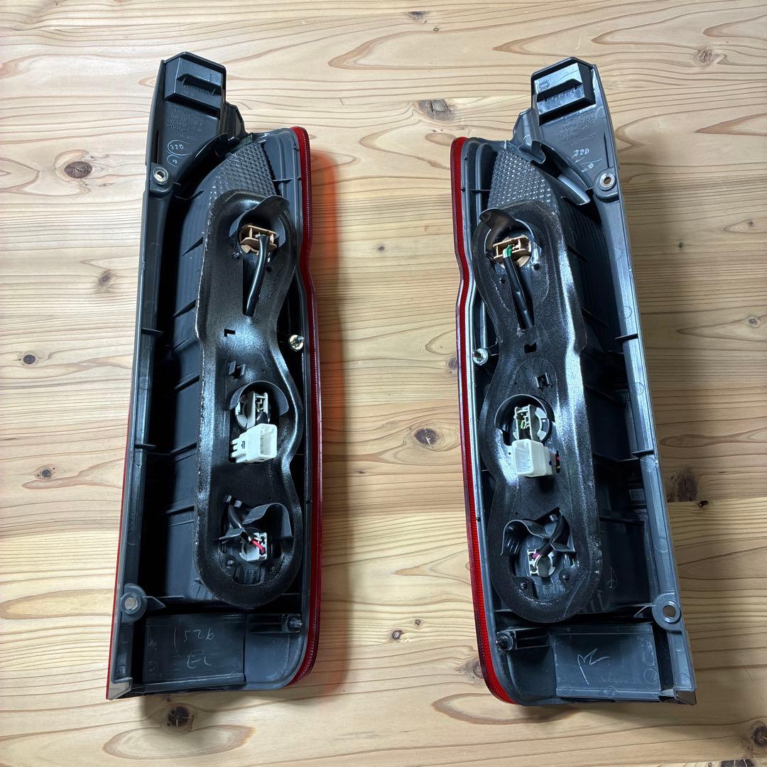 トヨタ レジアスエース ハイエース 3型 純正 テールランプ 左右セット