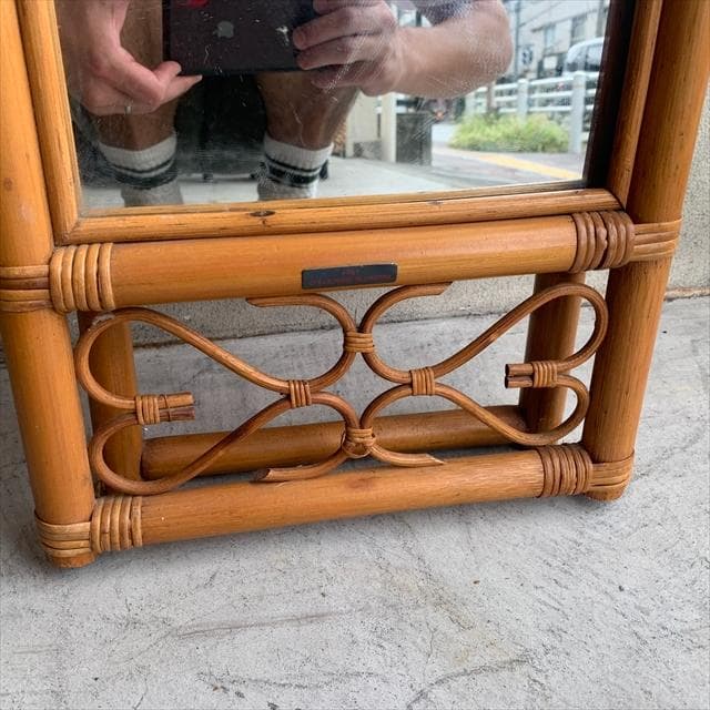 ヴィンテージのラタンスタンドミラー