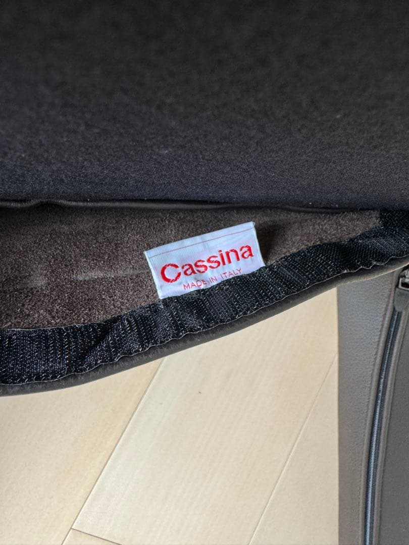 Ying様 Cassina HOLAチェア 革張 ダークブラウン系 美品