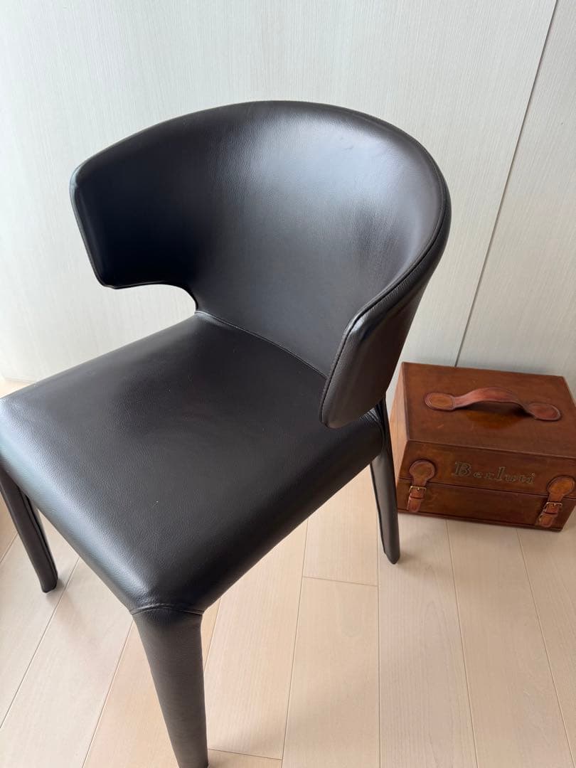 Ying様 Cassina HOLAチェア 革張 ダークブラウン系 美品