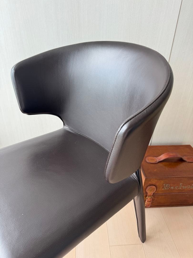Ying様 Cassina HOLAチェア 革張 ダークブラウン系 美品