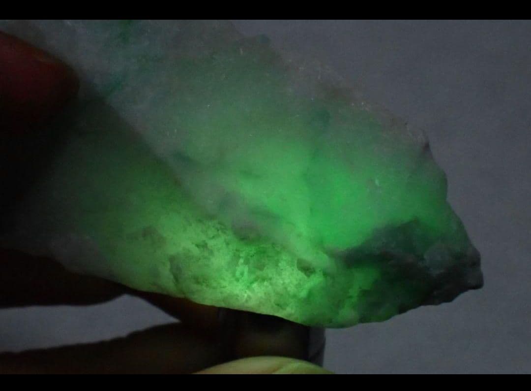 糸魚川翡翠　アップルグリーン　金山　原石　79グラム　送料無料