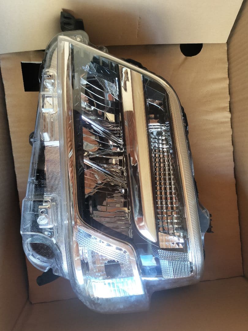 ハイゼット　左LEDヘッドライト レンズ面小キズ程度、裏面、取り付け部割れ無し