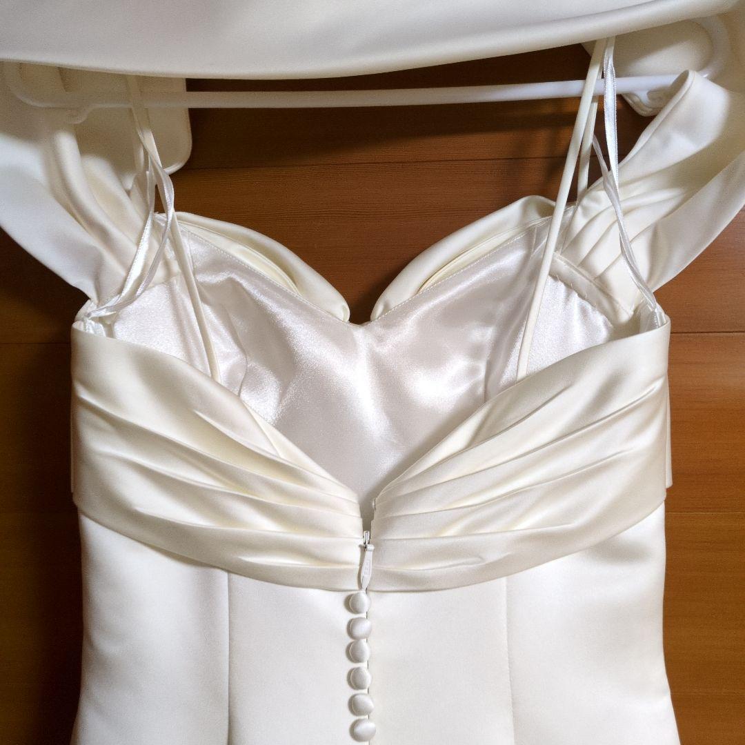 オフホワイト　オフショルダーウェディングドレス