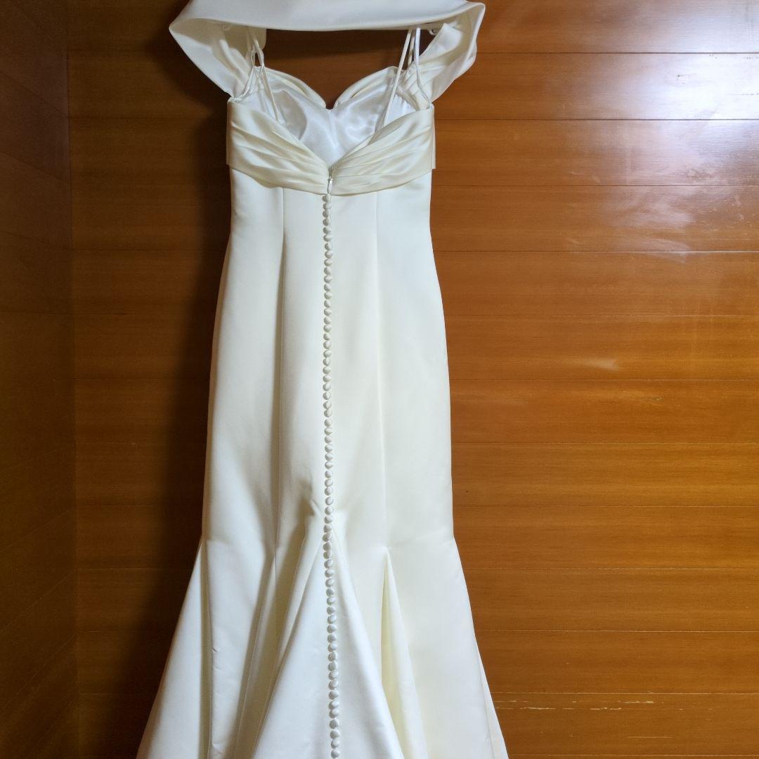 オフホワイト　オフショルダーウェディングドレス