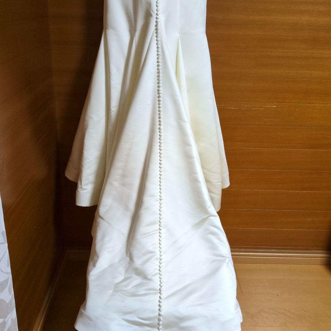 オフホワイト　オフショルダーウェディングドレス