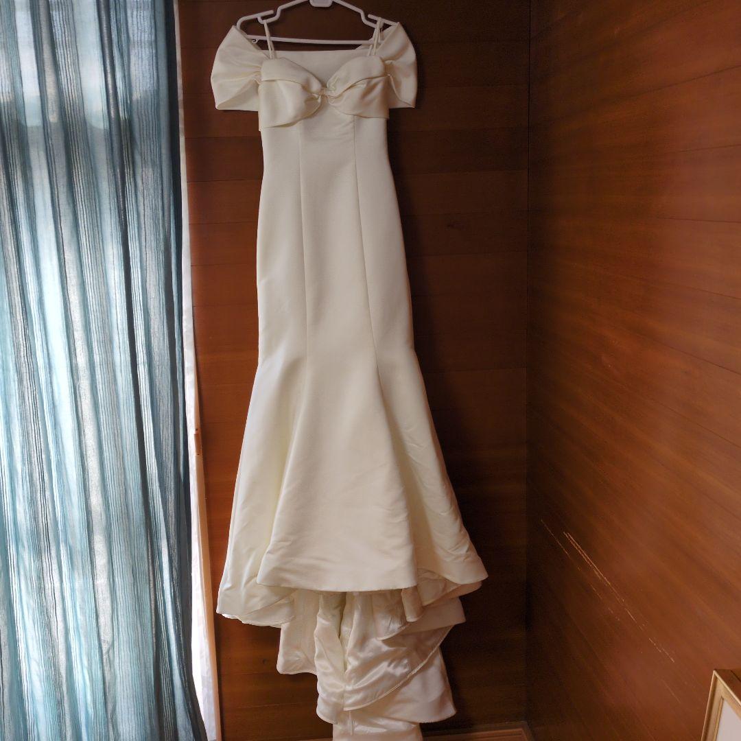 オフホワイト　オフショルダーウェディングドレス