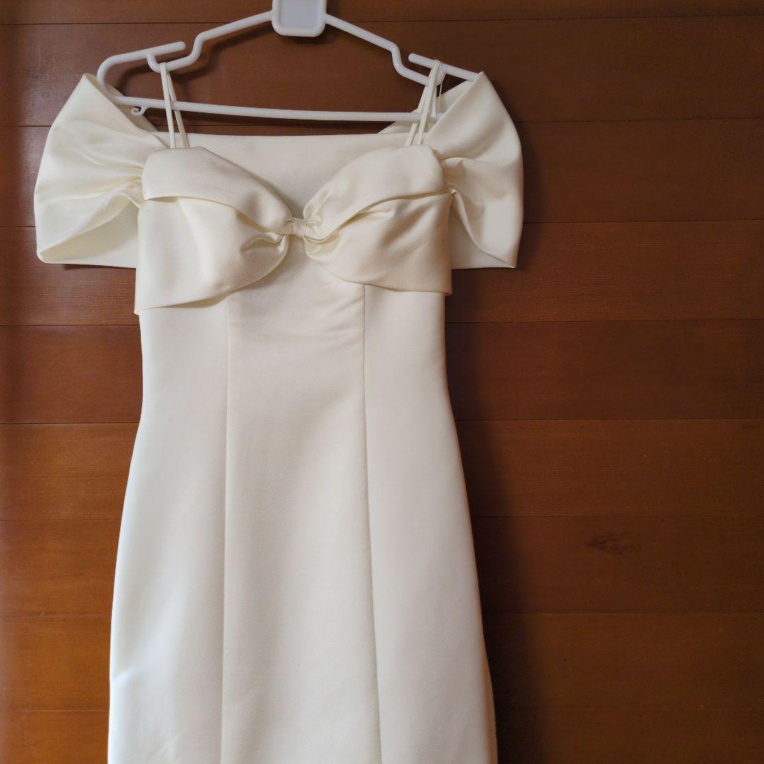 オフホワイト　オフショルダーウェディングドレス