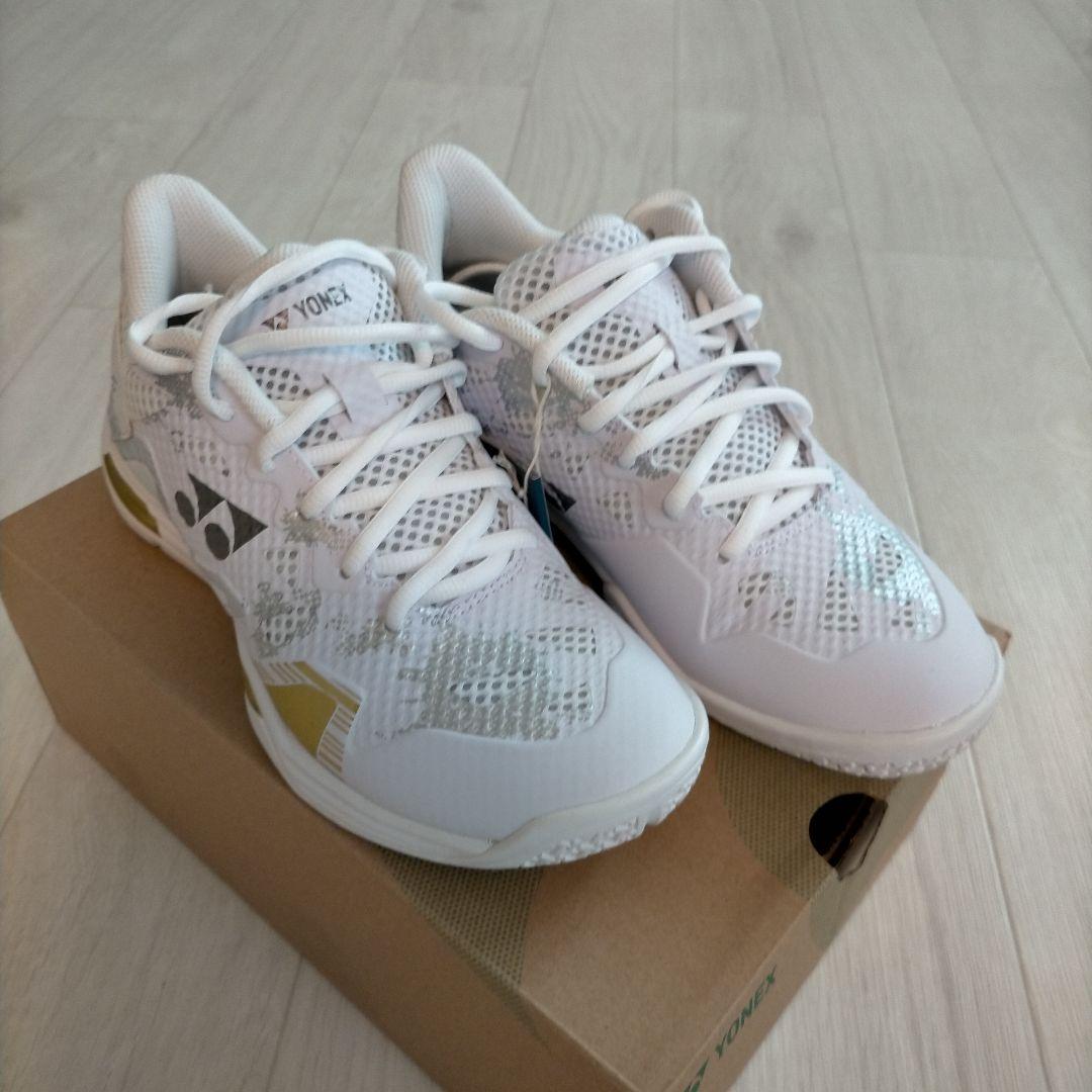 「新品」YONEX バドミントンシューズ ホワイト/ゴールド 24cm
