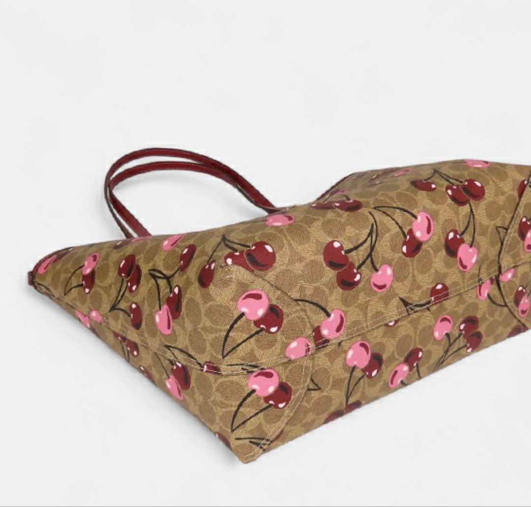 新作、coachコーチシグネチャーチェリープリントトートバッグ