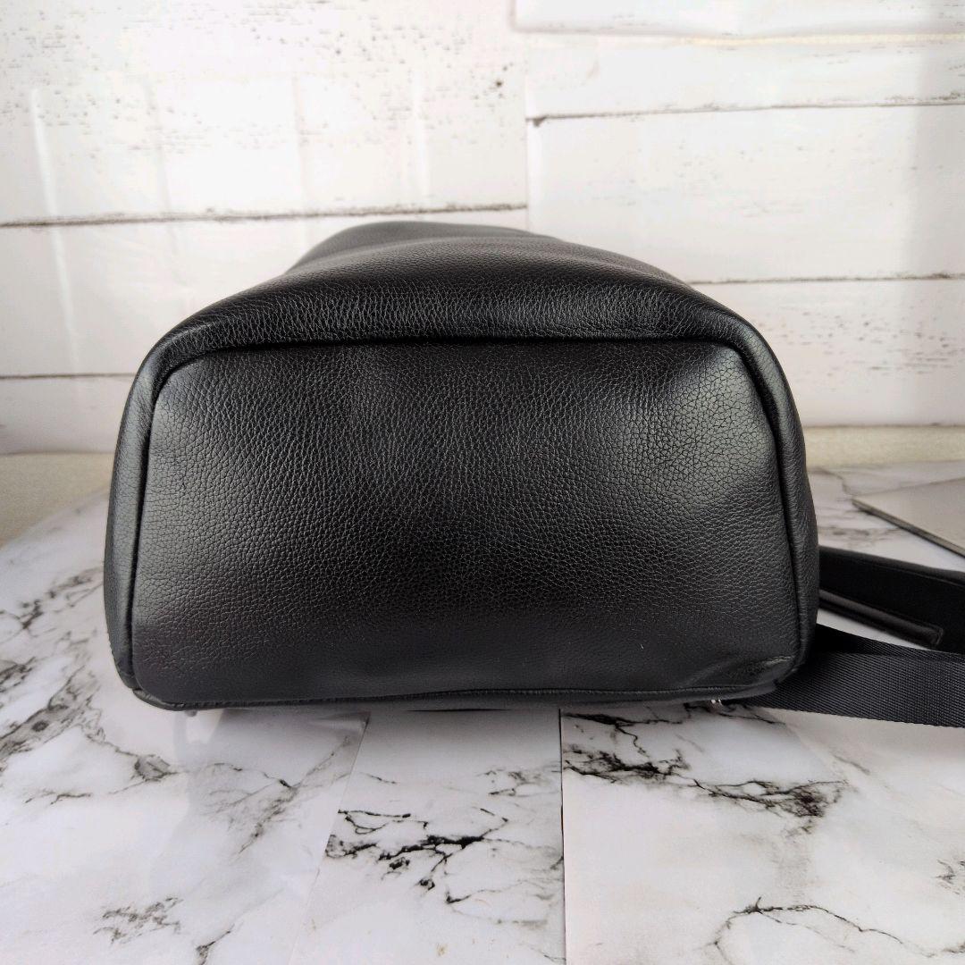 【極美品】コールハーン☆現行　A4　シボ革　2室　収納ポケット多　ビジネス