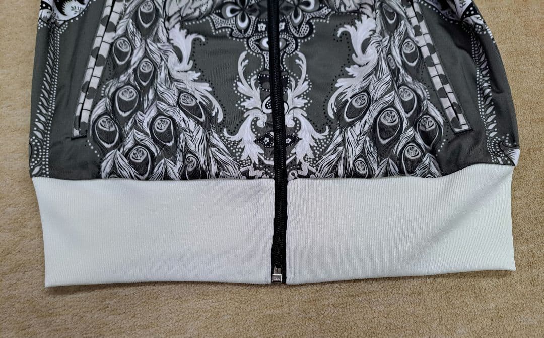 アディダスオリジナルス×ザ・ファーム・カンパニー トラックジャケット 孔雀柄