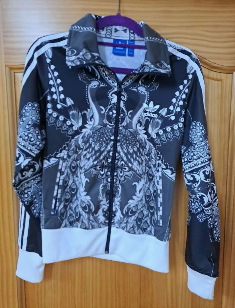 アディダスオリジナルス×ザ・ファーム・カンパニー トラックジャケット 孔雀柄