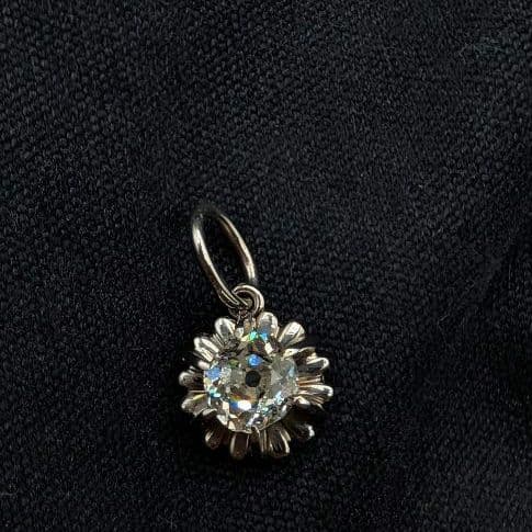 アンティーク　リメイク　オールドマインカットダイヤの一粒チャーム　　１８金