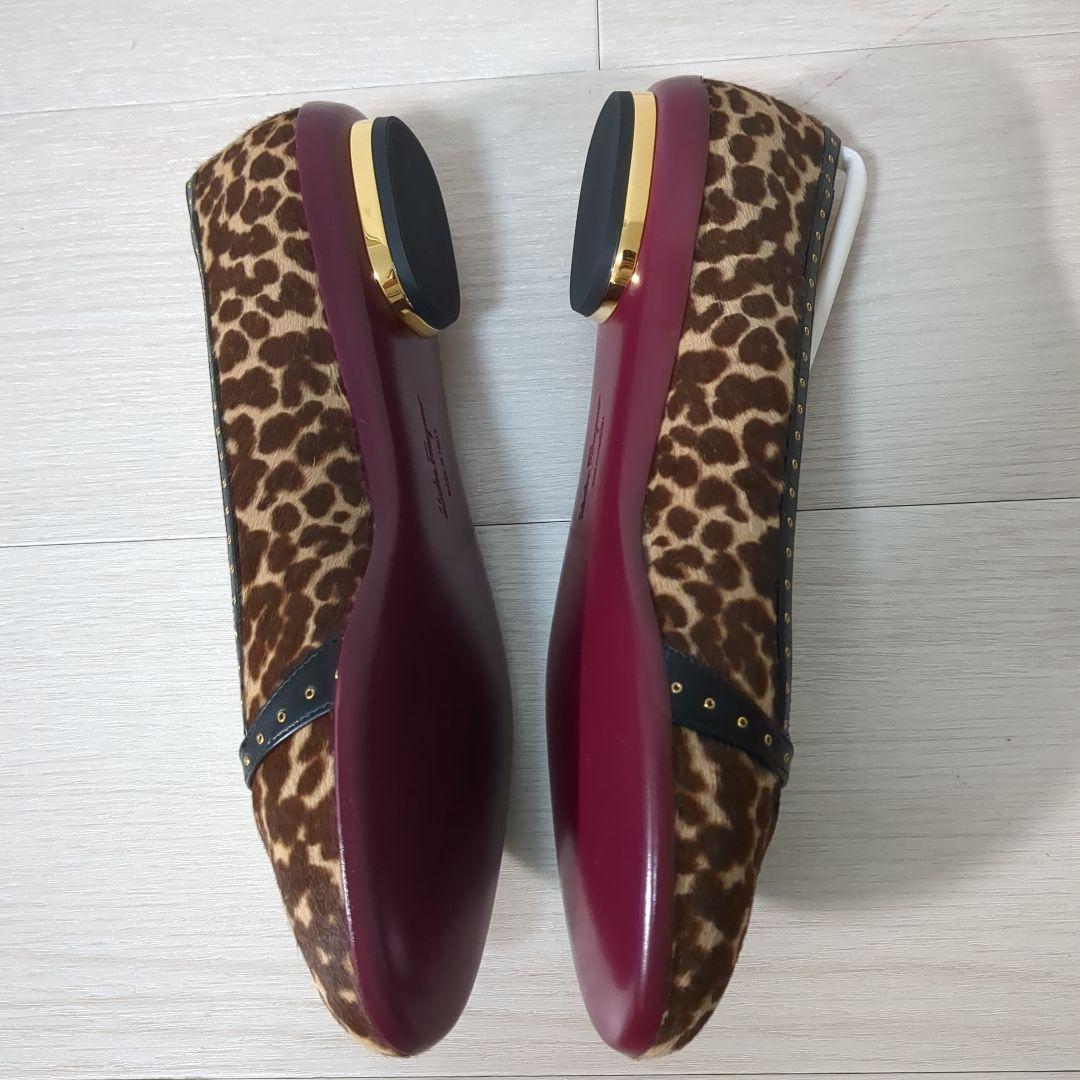 新品 フェラガモ レオパード柄 フラットシューズ 8