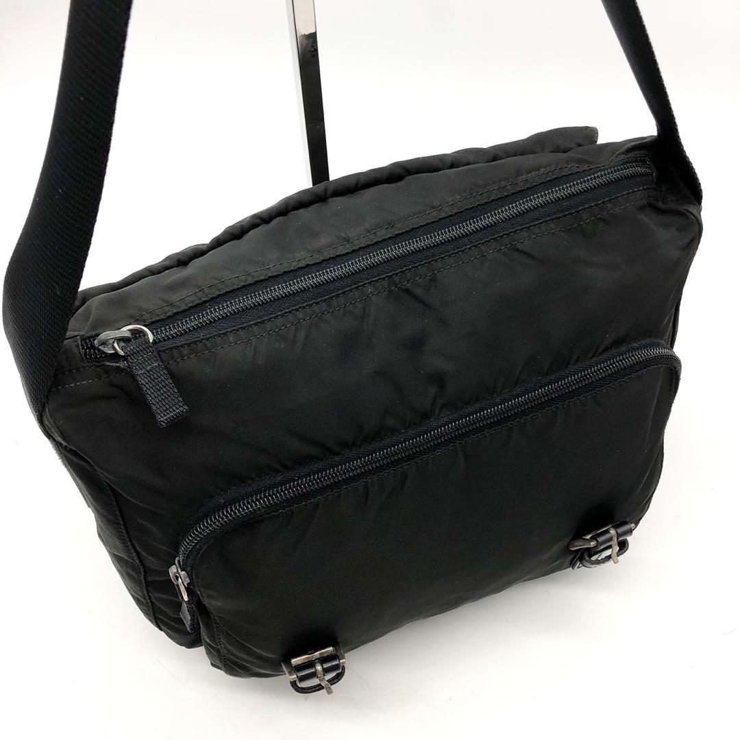プラダ ショルダーバッグ 三角ロゴ シルバー金具 ベルト ナイロン レザー 黒
