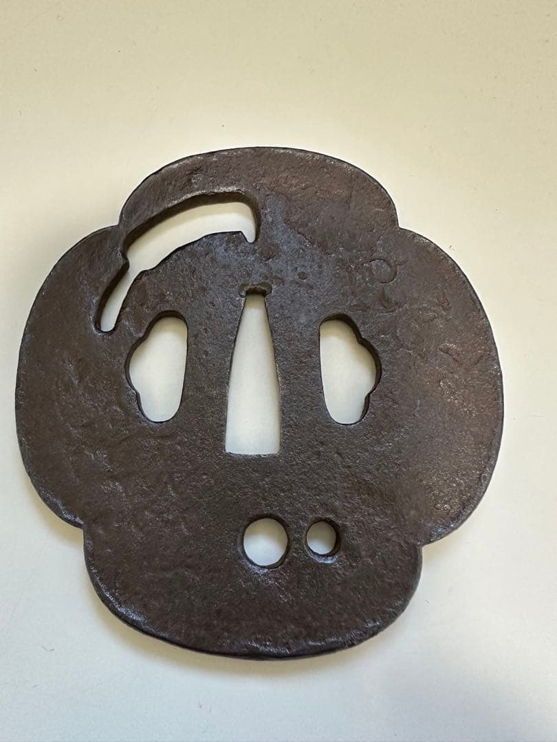 木瓜形瓢箪唐草鉈透図鍔　在銘　信家　大型で厚い鉄のつば 打ち返し耳
