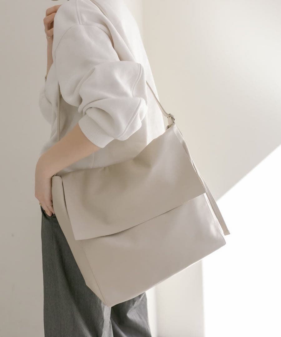 【美品】 ear PAPILLONNER 牛革 シンプルフラップショルダーバッグ