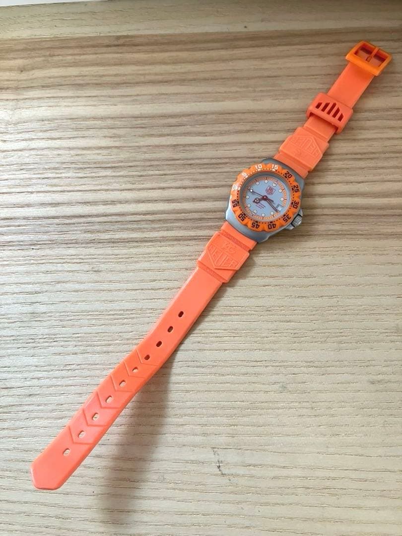 タグホイヤーオレンジ ラバーベルト アナログ時計