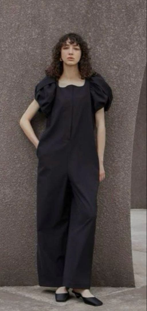 美品【ELLIE エリー】完売 ボリュームスリーブロンパース BLACK (M)