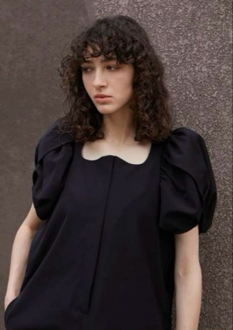 美品【ELLIE エリー】完売 ボリュームスリーブロンパース BLACK (M)