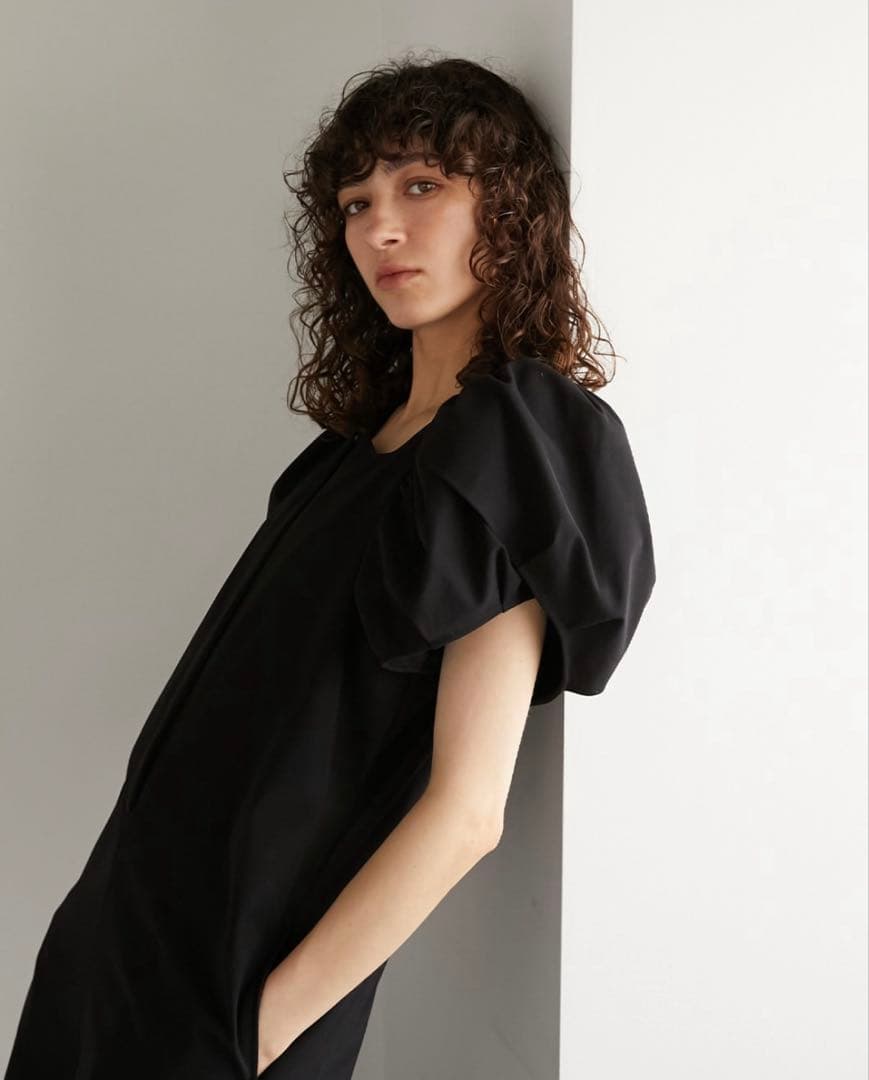 美品【ELLIE エリー】完売 ボリュームスリーブロンパース BLACK (M)