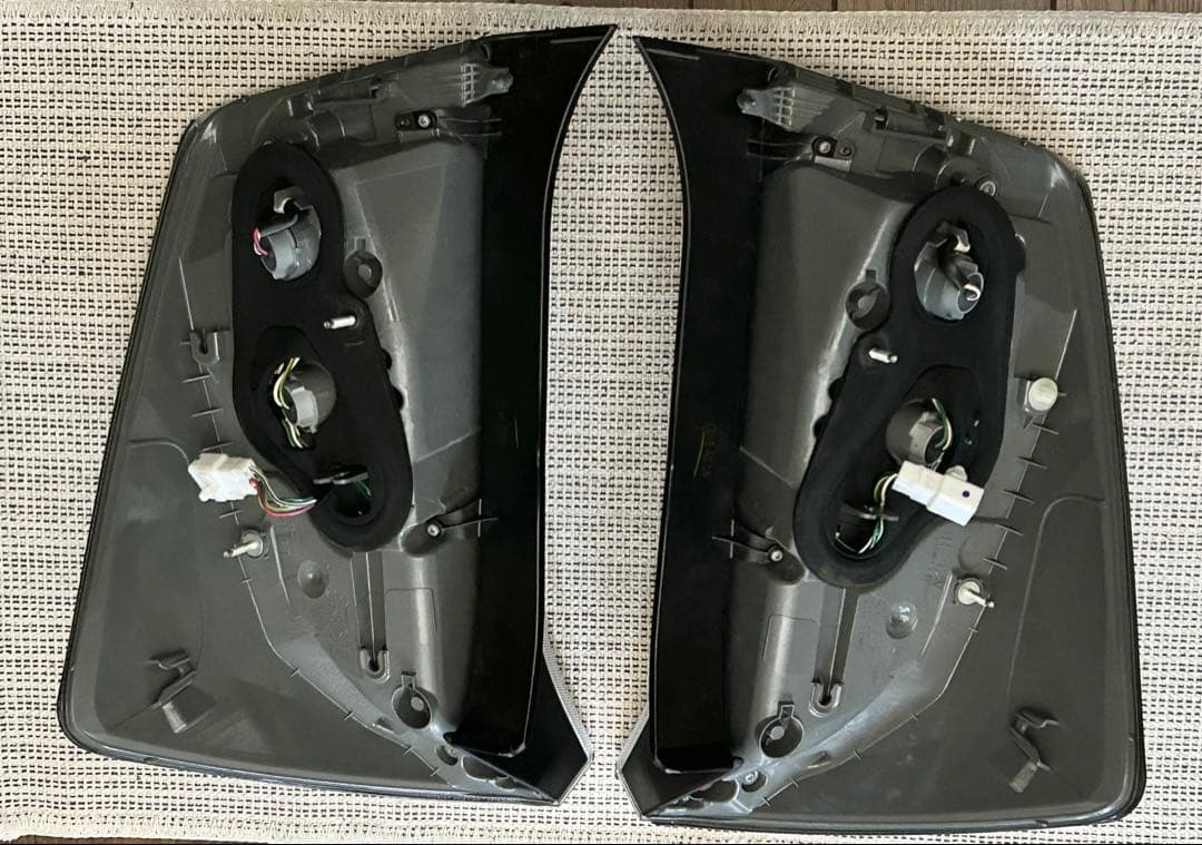 美品❗️サイドカバー付き！純正 30 プリウス 後期 テールライト テールランプ