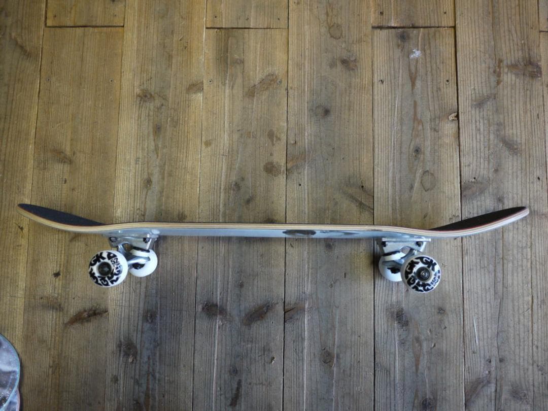 2【DGK 】8×31.85ブルースリーPARDAISE 完成品　スケートボード