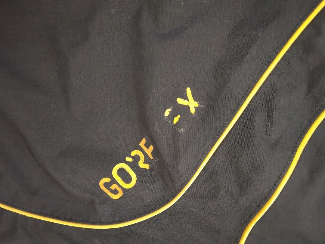 9/7までの出品　がまかつ ゴアテックスレインスーツ M　多少のスレ使用感あり
