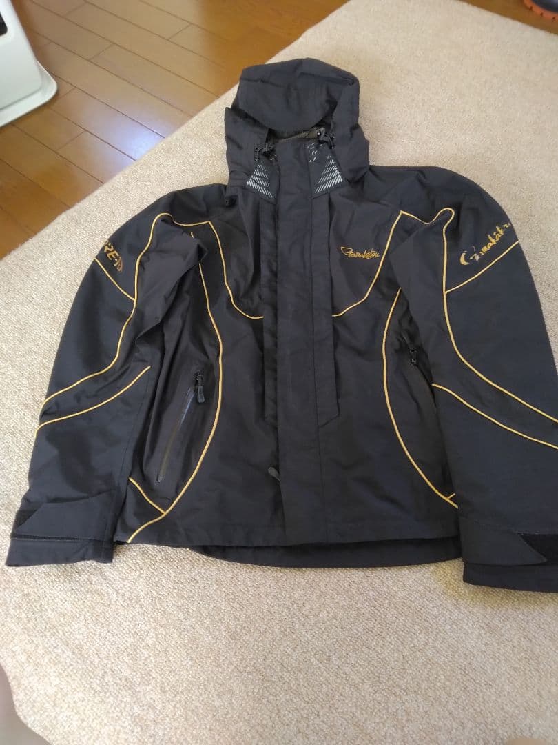 9/7までの出品　がまかつ ゴアテックスレインスーツ M　多少のスレ使用感あり