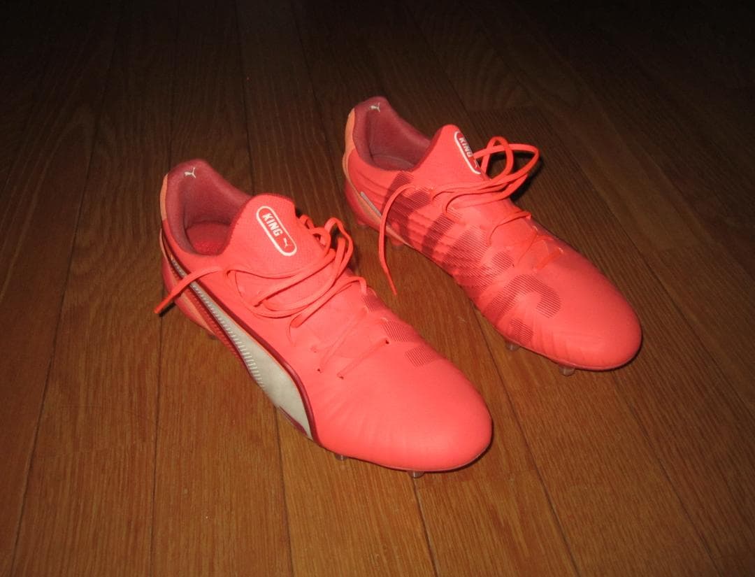 プーマのサッカースパイク「キングアルティメットFG/AG」　アンリミテッドパック