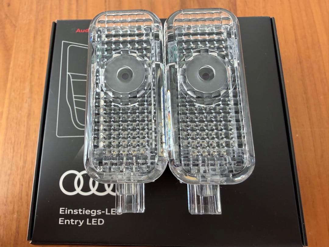 アウディ純正ドアエントリーライト(フォーリングス&ゲッコー)カーテシランプ
