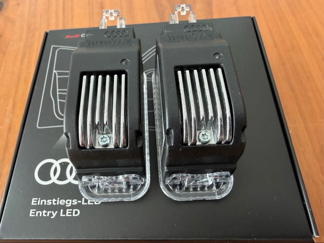 アウディ純正ドアエントリーライト(フォーリングス&ゲッコー)カーテシランプ