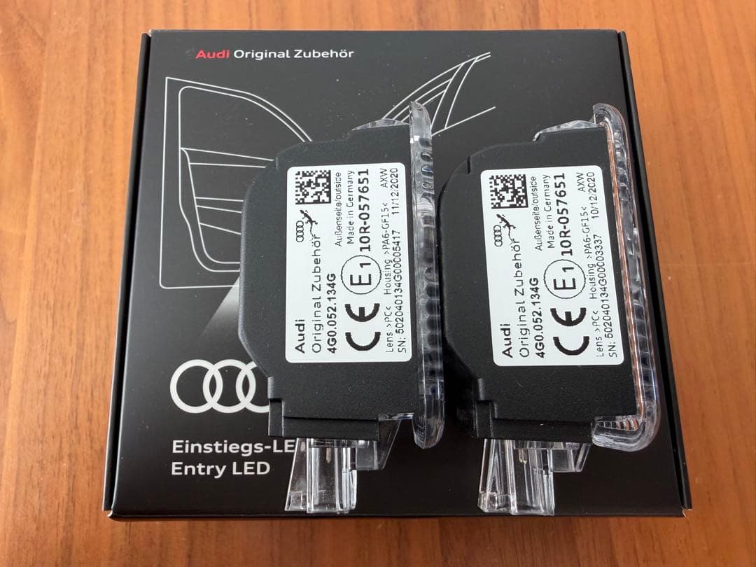 アウディ純正ドアエントリーライト(フォーリングス&ゲッコー)カーテシランプ