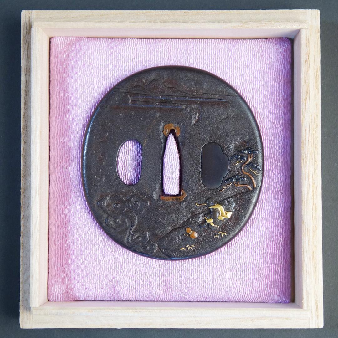 鍔 鐔 鉄地 刀装具 日本刀 武具 骨董【金銀銅象嵌 薪翁図鍔】(鍔箱布団付き)