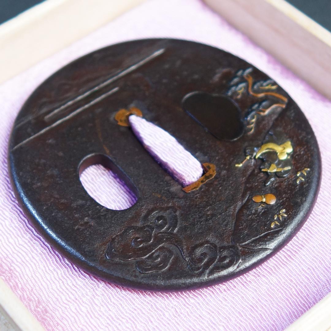 鍔 鐔 鉄地 刀装具 日本刀 武具 骨董【金銀銅象嵌 薪翁図鍔】(鍔箱布団付き)