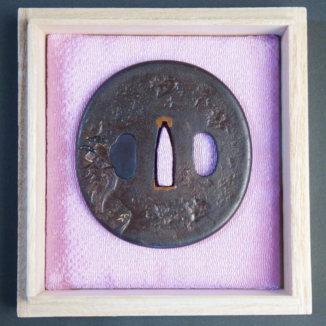 鍔 鐔 鉄地 刀装具 日本刀 武具 骨董【金銀銅象嵌 薪翁図鍔】(鍔箱布団付き)