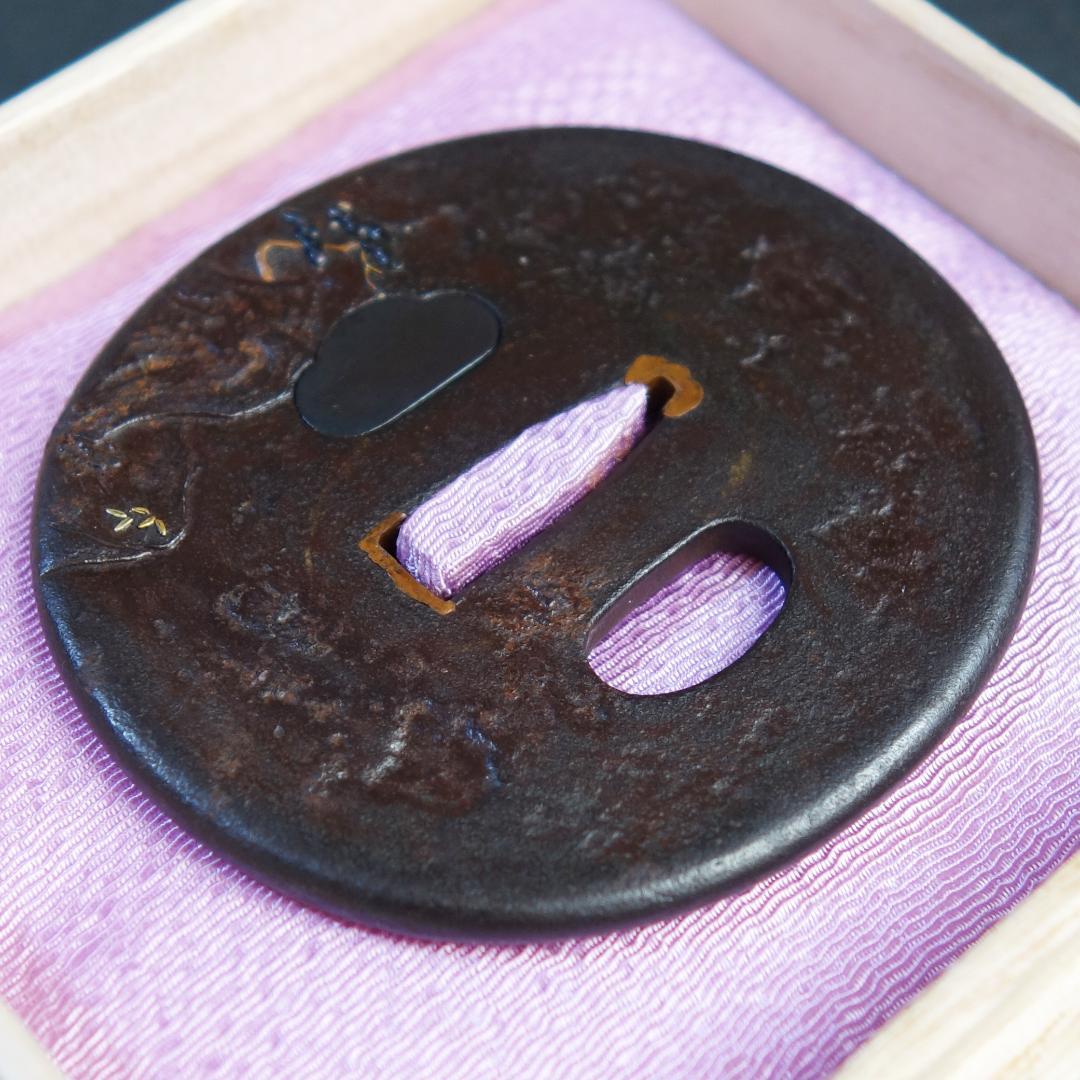 鍔 鐔 鉄地 刀装具 日本刀 武具 骨董【金銀銅象嵌 薪翁図鍔】(鍔箱布団付き)