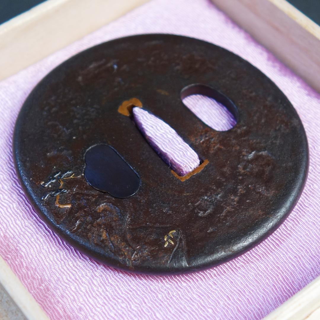 鍔 鐔 鉄地 刀装具 日本刀 武具 骨董【金銀銅象嵌 薪翁図鍔】(鍔箱布団付き)