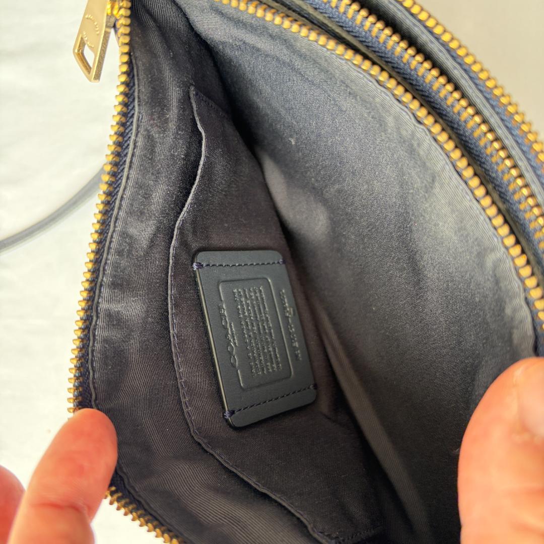 美品 コーチ ショルダーバッグ 2層 お洒落 上品コーデ レザー ネイビー