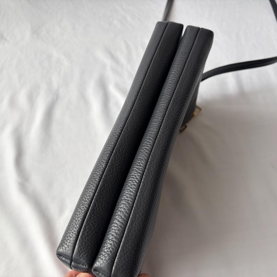 美品 コーチ ショルダーバッグ 2層 お洒落 上品コーデ レザー ネイビー