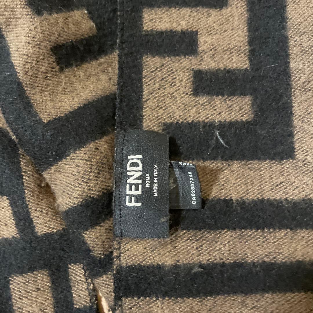 FENDI ロゴ柄 マフラー