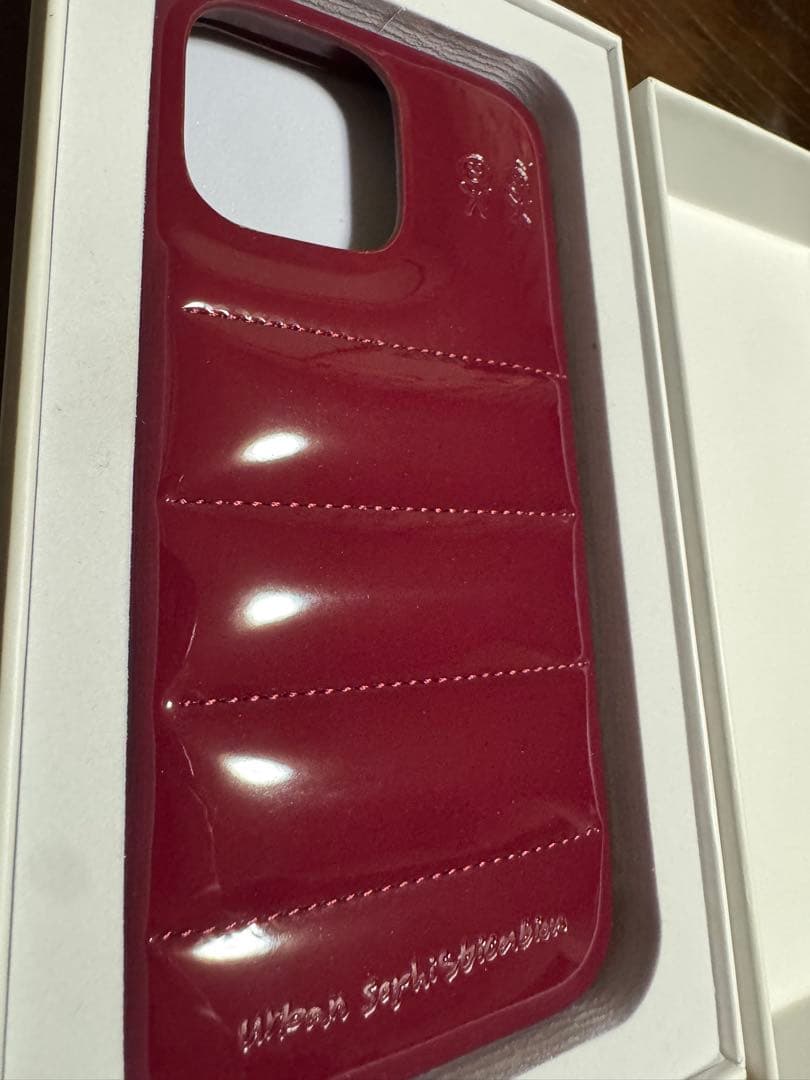 URBAN SOPHISTICATION パファーケース バーガンディ