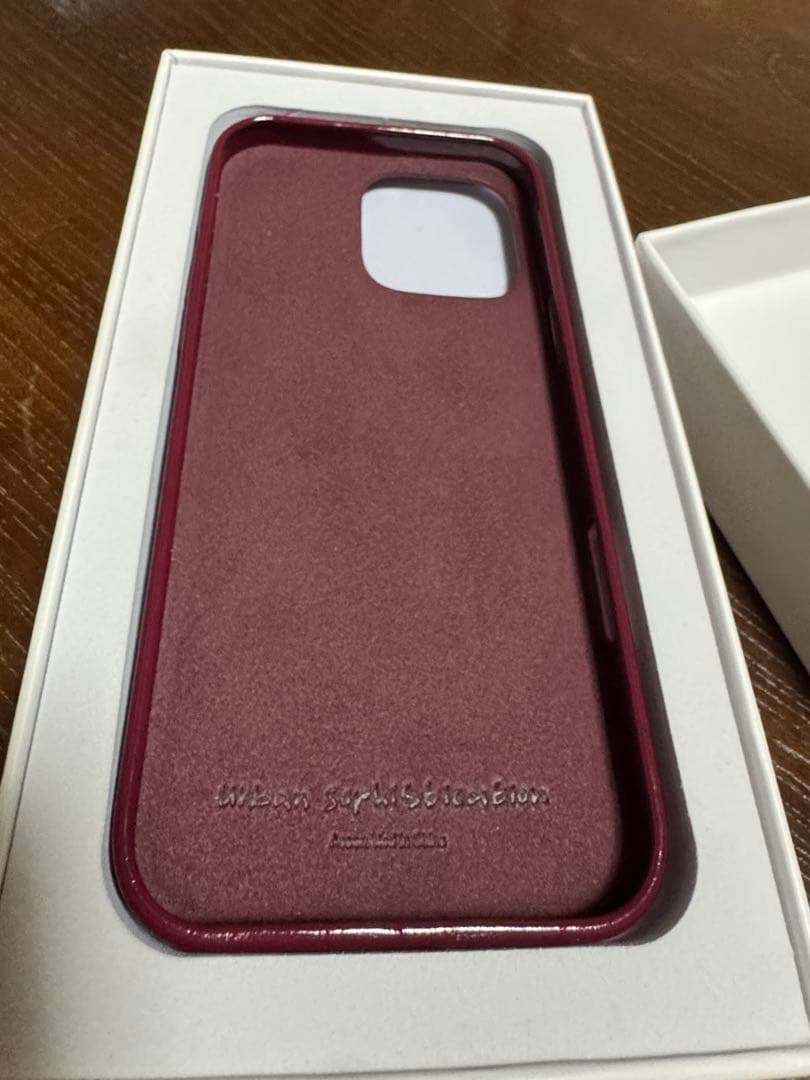 URBAN SOPHISTICATION パファーケース バーガンディ